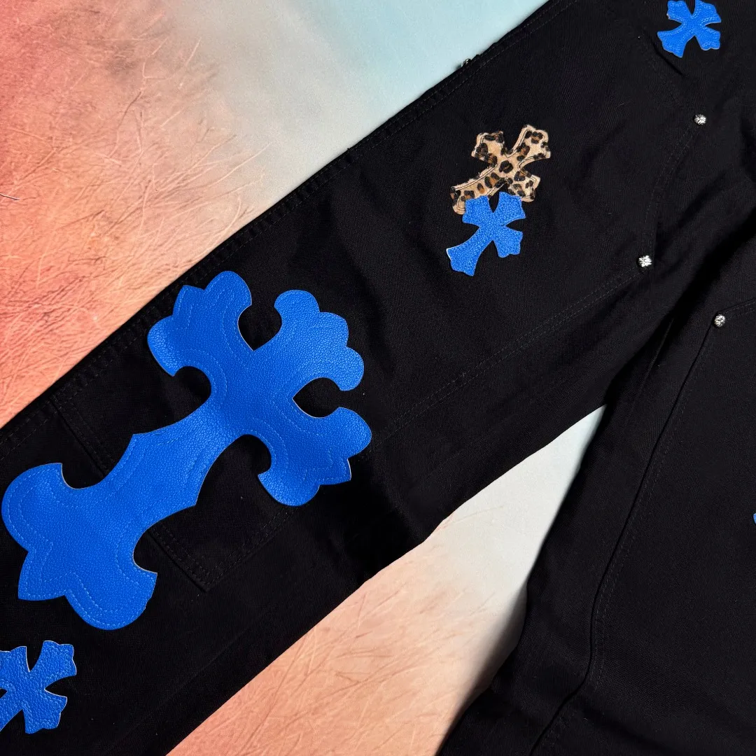 🅿️310 🔘Model No.-KL105 🔘Croxin𝐂𝐡𝐫𝐨𝐦𝐞 𝐇𝐞𝐚𝐫𝐭 24SS Workwear Logging Klein Blue Leather Limited Edition Jeans* Croxin’s pants are particularly outstanding in color design and stand out among similar products. It is made of beaded canvas fabric. After a complicated and delicate washing process, it feels very good when worn on the body and looks high-end and charming. The pants are three-dimensionally cut, with a crisp and stylish shape, smooth lines, and a high level of design. The hardware accessories on the pants are specially customized according to ZP standards. The beaded canvas fabric is originally thick, but after washing it becomes soft and breathable. The small leather label on the pants is specially designed, revealing unique creativity in a simple style. The production process is very exquisite, every stitching is neat and regular, and the details are handled particularly well, showing high quality. Moreover, these pants have a genderless design and can be easily worn by both boys and girls. They are perfectly in line with the current diverse and inclusive fashion trend and look good no matter how you wear them.  Size: S M L XL XXL (28.30.32.34.36) Color: Black